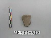 藏品(灰褐色夾砂陶片)的圖片